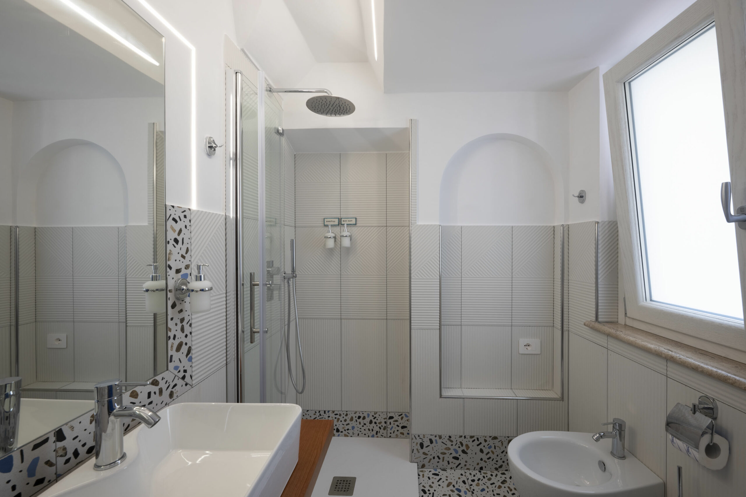 ANA_9430-HDR@emanueleanastasioph-WEB-andrea-camera-casa-amalfi-giugno-2025_risultato